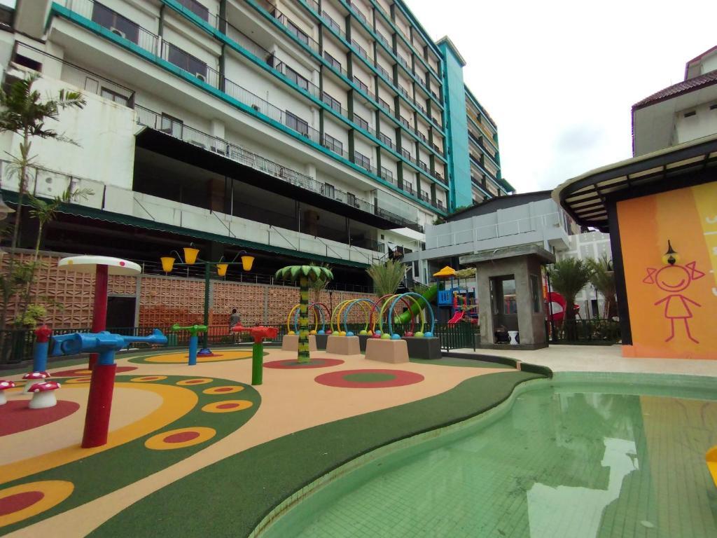 Bazén v ubytování Hotel Gren Alia Jakarta nebo v jeho okolí