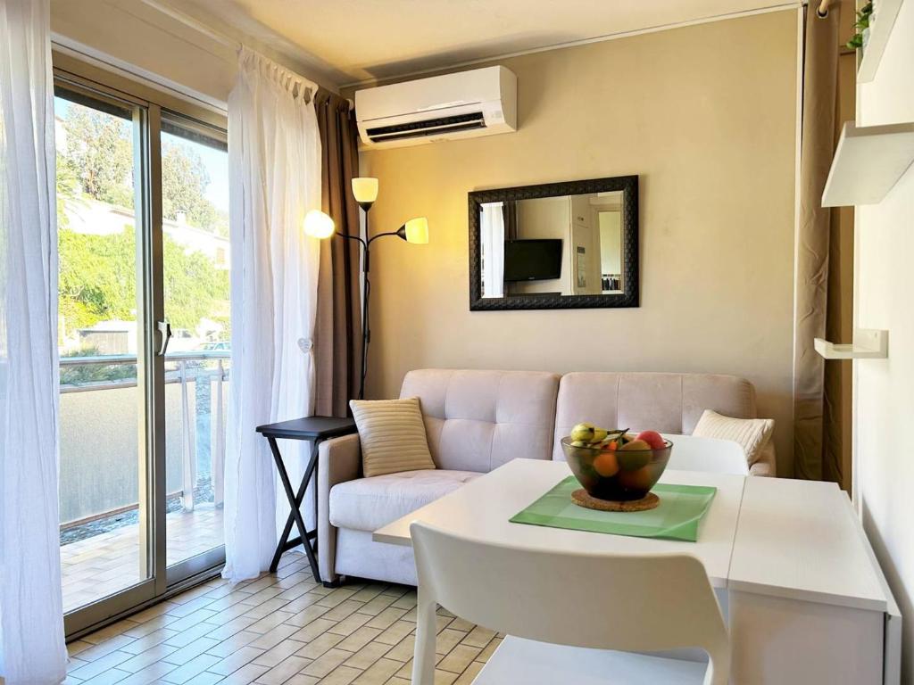 een woonkamer met een bank en een tafel bij Appartement Le Lavandou, 1 pièce, 4 personnes - FR-1-251-579 in Le Lavandou