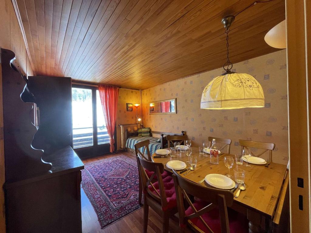 une salle à manger avec une table et des verres à vin dans l'établissement Charmant 2 pièces, pied des pistes, 6 pers., Montgenèvre - FR-1-330D-136, à Montgenèvre