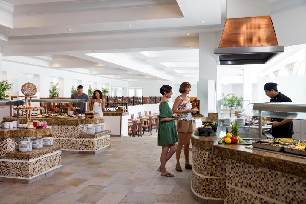 Гости Hyatt Vivid Playa Del Carmen All-Inclusive Adult Only Resort