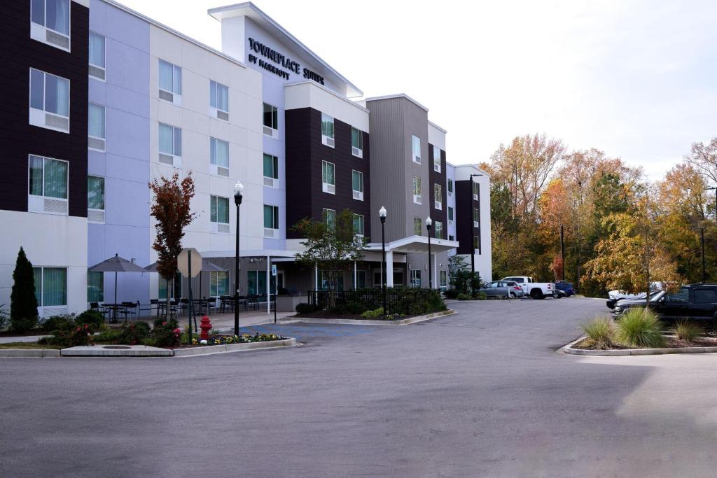 un parking vide en face d'un hôtel dans l'établissement TownePlace Suites By Marriott Columbia West/Lexington, à West Columbia