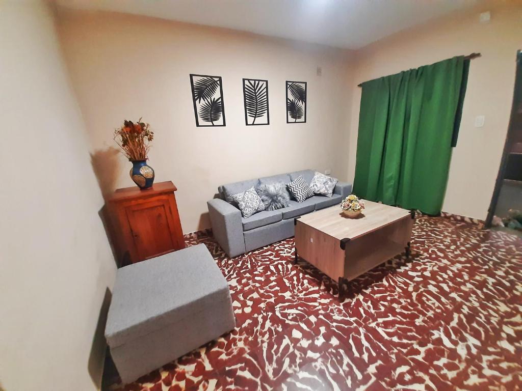 Casa Centrica 2 habitaciones con Cochera SL Cap في سان لويس: غرفة معيشة مع أريكة وطاولة