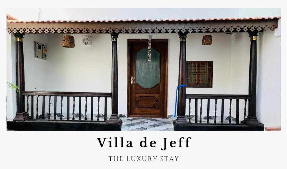 une porte d'entrée d'une maison blanche avec une entrée dans l'établissement Villa De Jeff, à Pondichéry