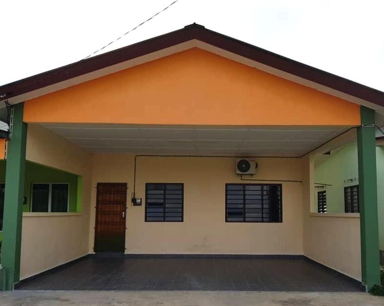 a small house with an orange roof at Homestay Che Wan in Kuantan