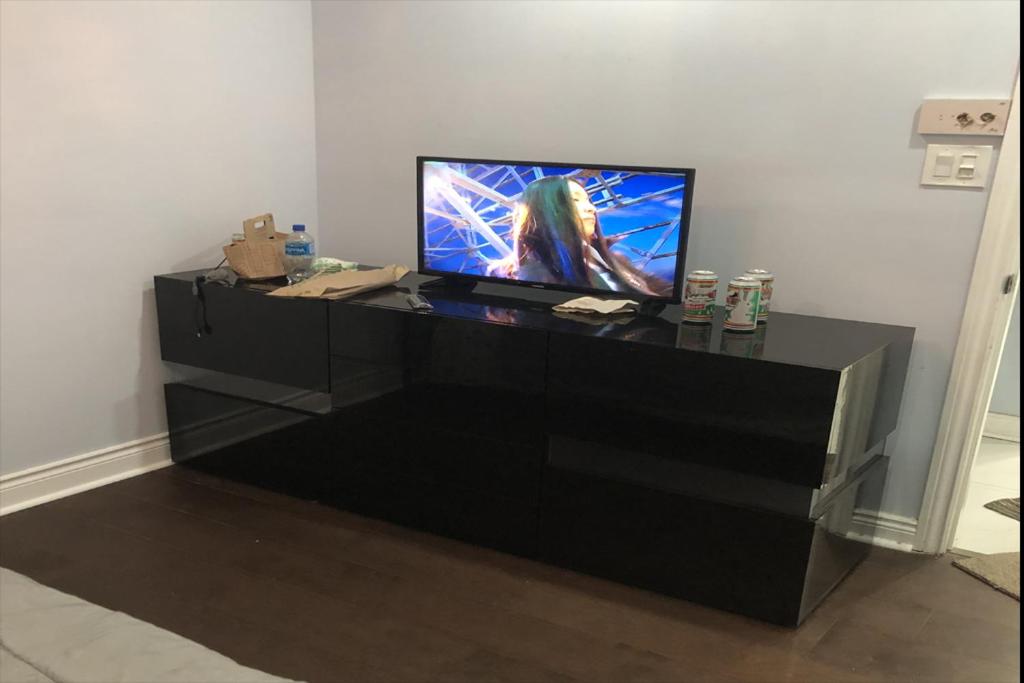 czarne biurko z telewizorem na górze w obiekcie ShayCozyDelux-Room-102 w mieście Pickering