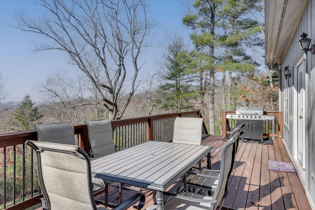 une terrasse en bois avec une table de pique-nique et un grill dans l'établissement Stunning Hayesville Retreat 2 Mi to Lake Chatuge, à Hayesville