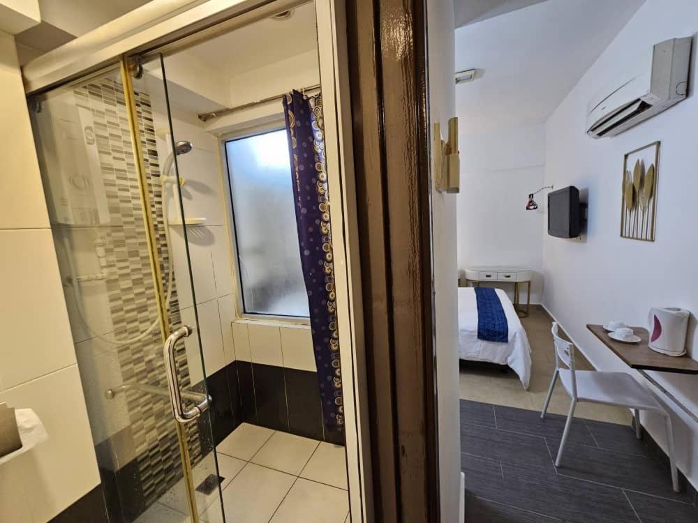 Postel nebo postele na pokoji v ubytování Warisan Hotel Kota Kinabalu