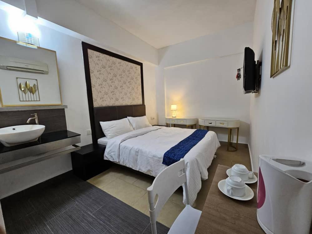 Postel nebo postele na pokoji v ubytování Warisan Hotel Kota Kinabalu
