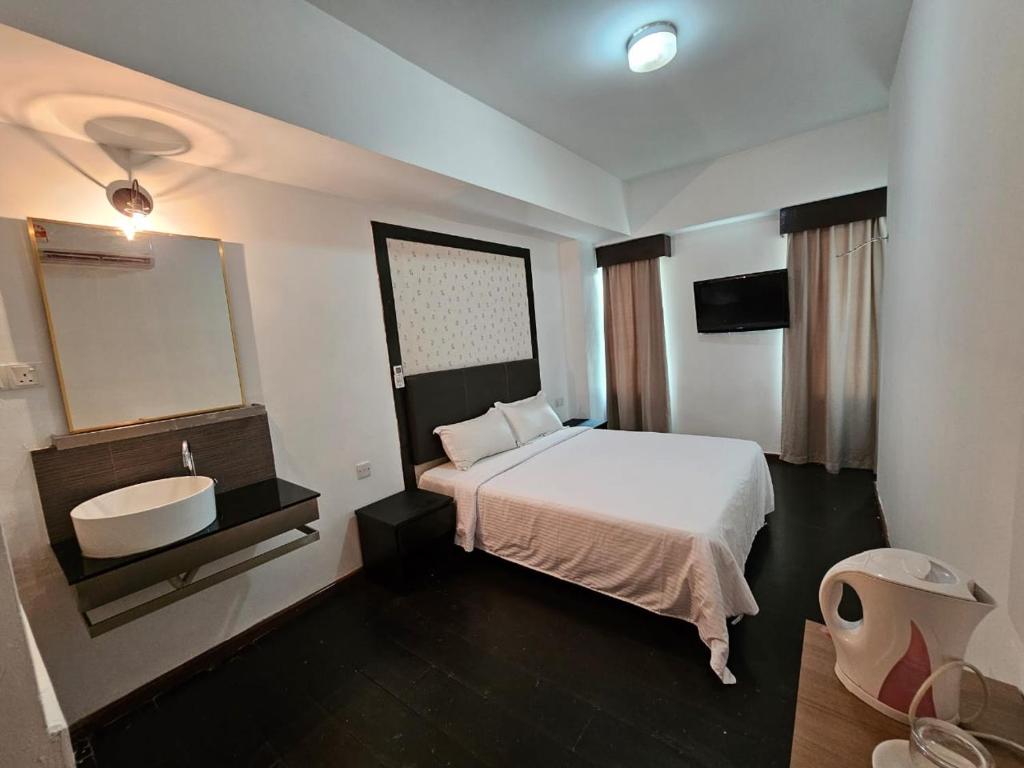 Postel nebo postele na pokoji v ubytování Warisan Hotel Kota Kinabalu