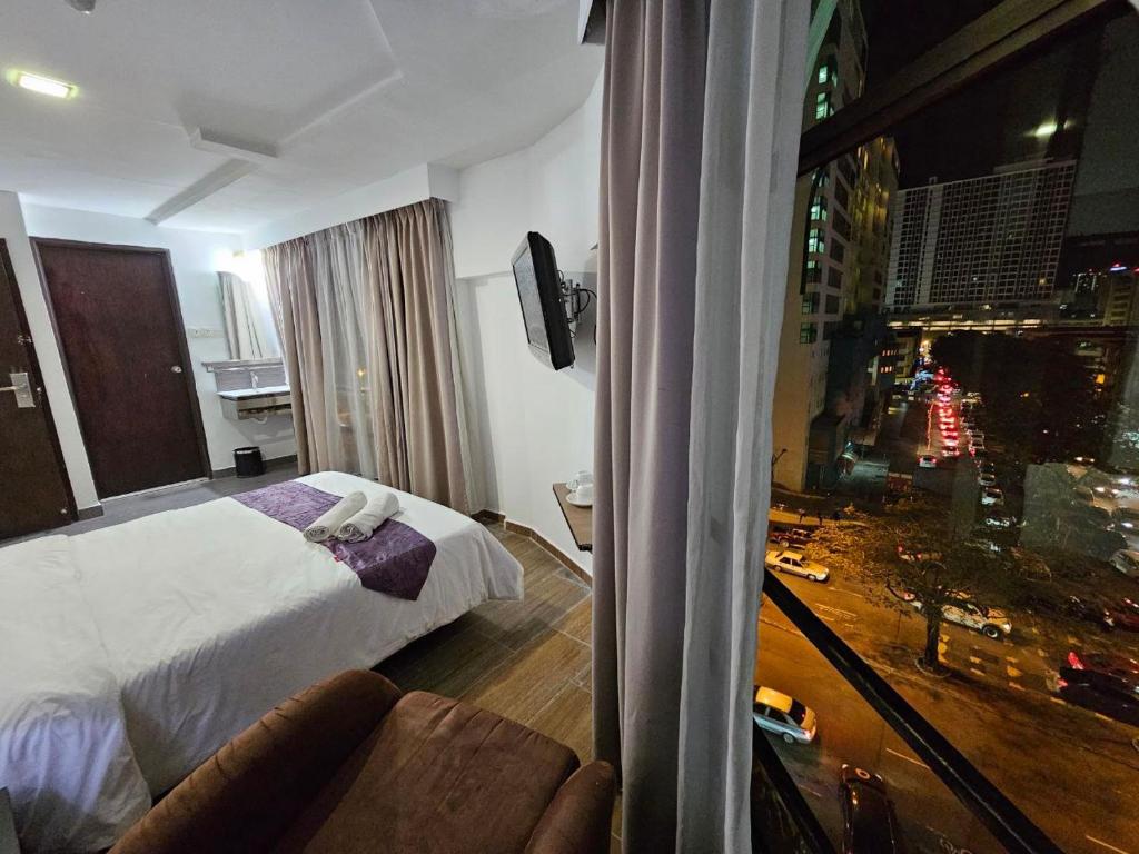 Postel nebo postele na pokoji v ubytování Warisan Hotel Kota Kinabalu