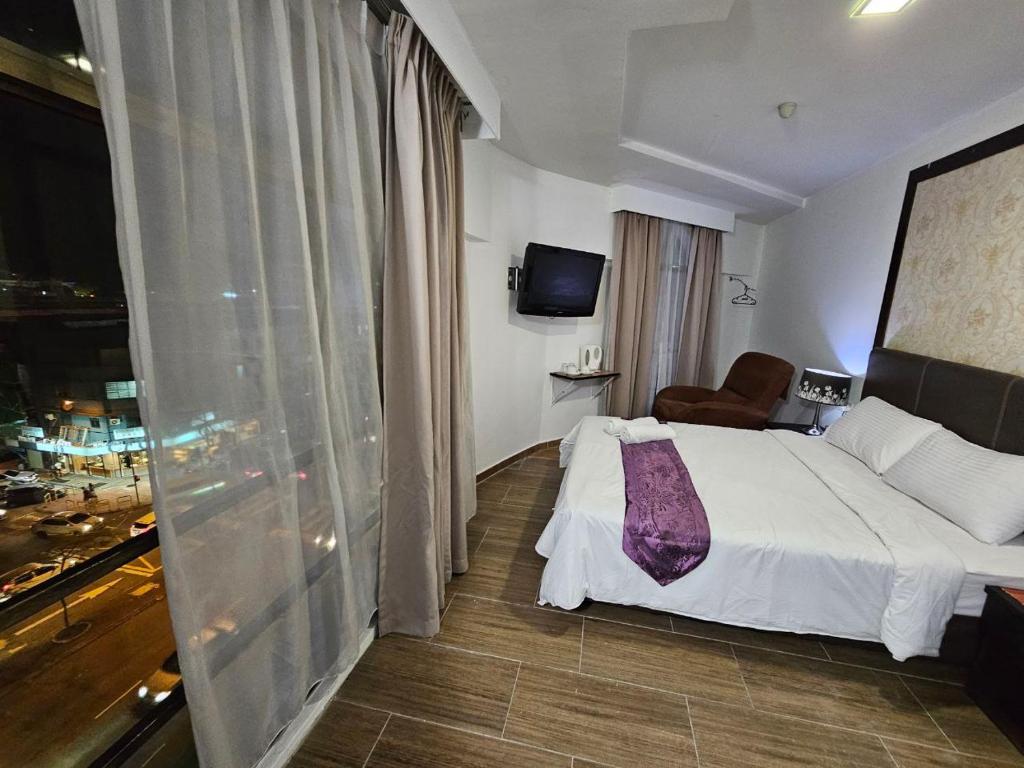 Postel nebo postele na pokoji v ubytování Warisan Hotel Kota Kinabalu