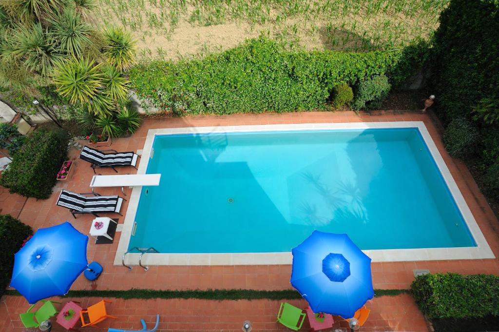 una vista aérea de una piscina con sombrillas en Villa La Certosa, en Pisa