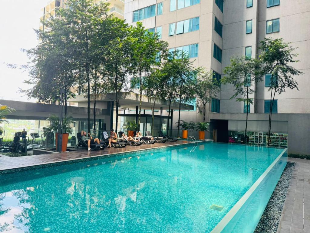 uma piscina em frente a um edifício em Summer Suites KLCC By Homestay em Kuala Lumpur
