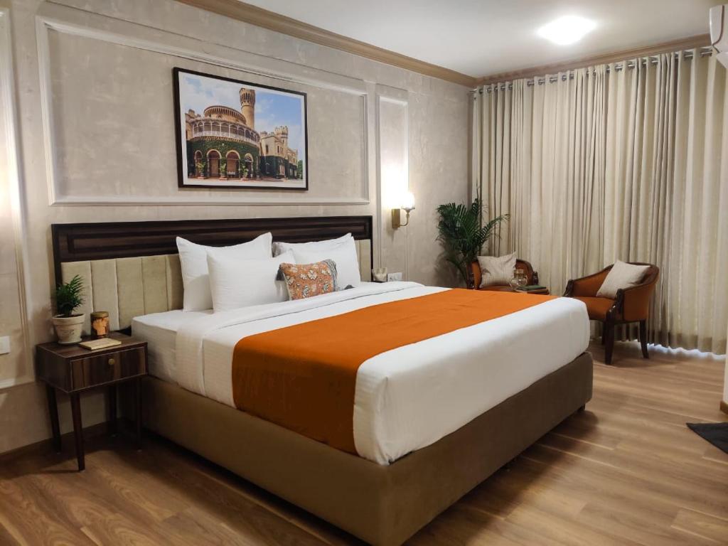 Una cama o camas en una habitación de Nalapad's Hotel Bangalore International