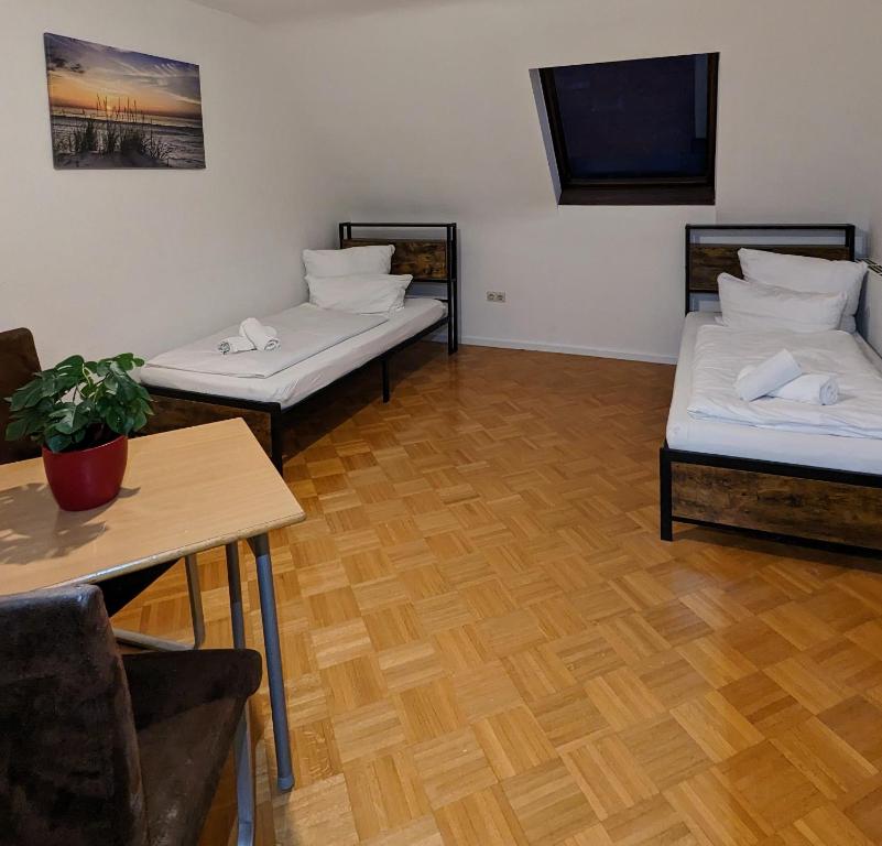 ein Wohnzimmer mit 2 Betten und einem Tisch in der Unterkunft Dhh for fitters and craftsmen in Rastatt