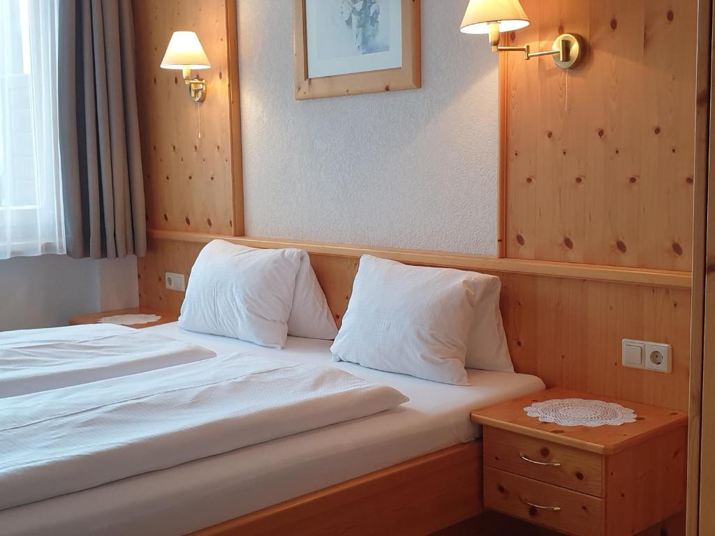 Postel nebo postele na pokoji v ubytování Gästehaus Zedlacherhof