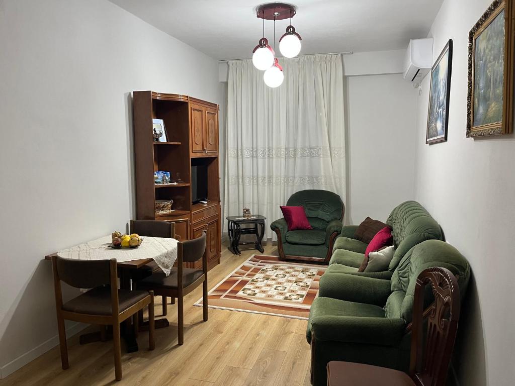 - un salon avec un canapé vert et une table dans l'établissement SALA Apartment, à Shkodër