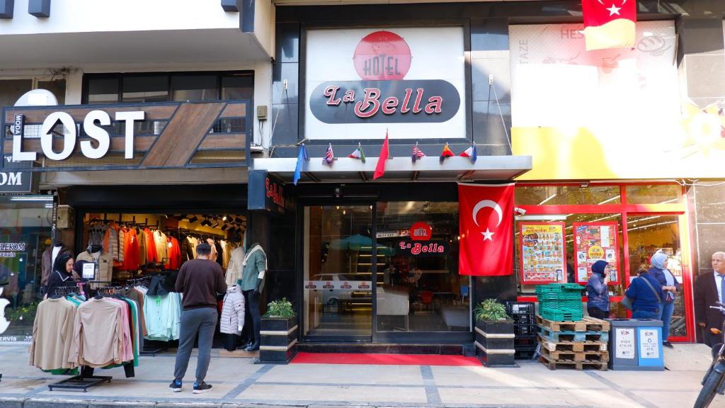 SalihliにあるHotel La Bella Salihliの店前立ち