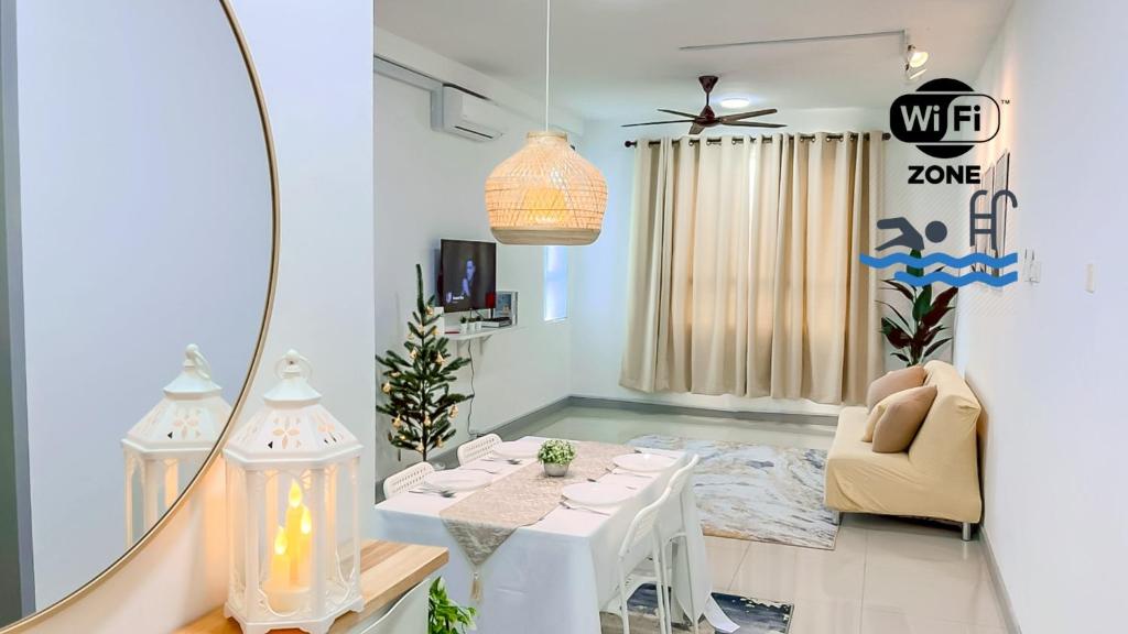 una sala de estar con una mesa y una silla en MIMPI HOMESTAY - 4 Bedroom and Pool, en Kuala Terengganu