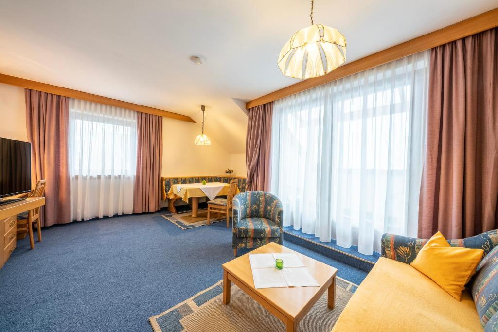 TV a/nebo společenská místnost v ubytování Frühstückspension-Appartementhaus Wasserer