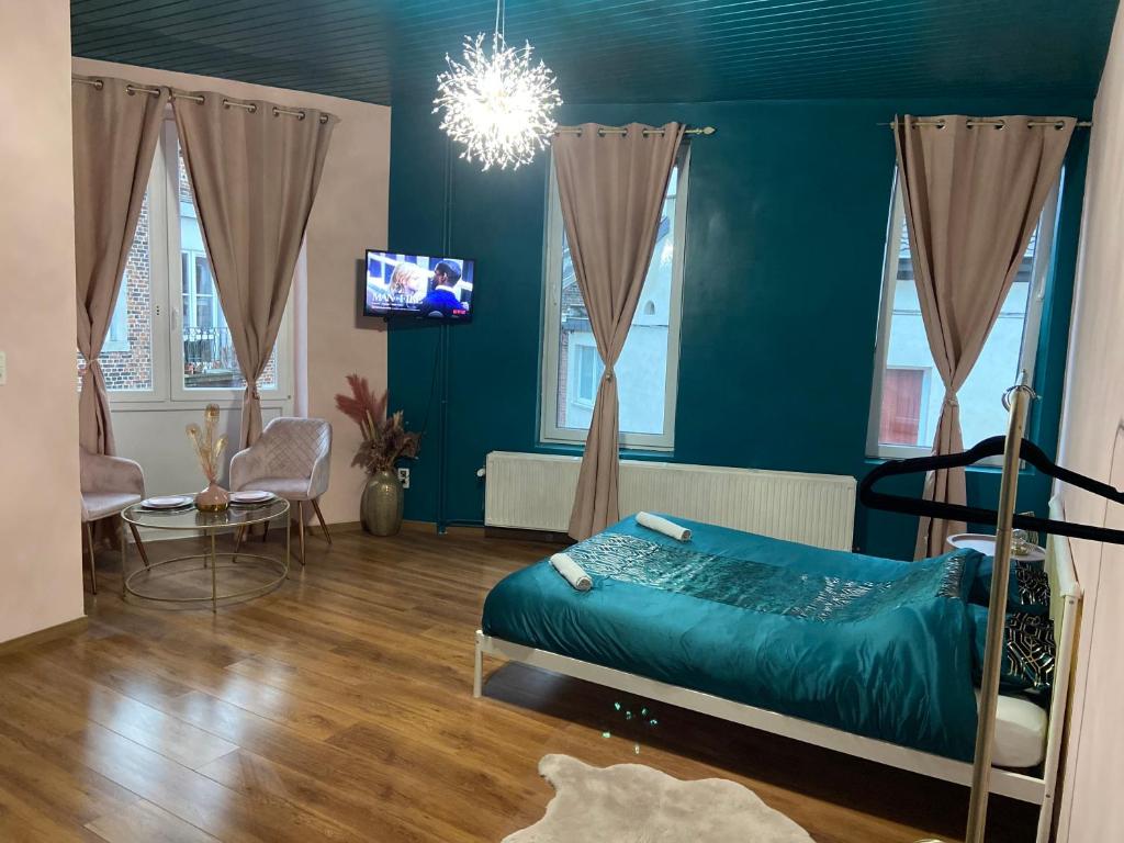 ein Schlafzimmer mit einem Bett und einer blauen Wand in der Unterkunft The Pink Blue in Lüttich