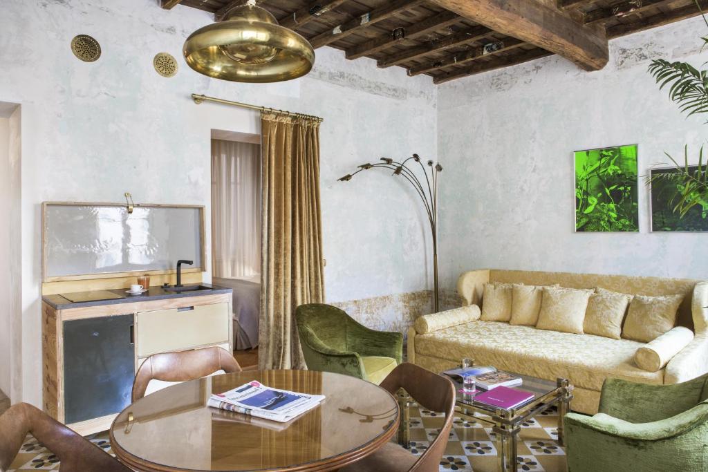Część wypoczynkowa w obiekcie G-Rough, Rome, a Member of Design Hotels