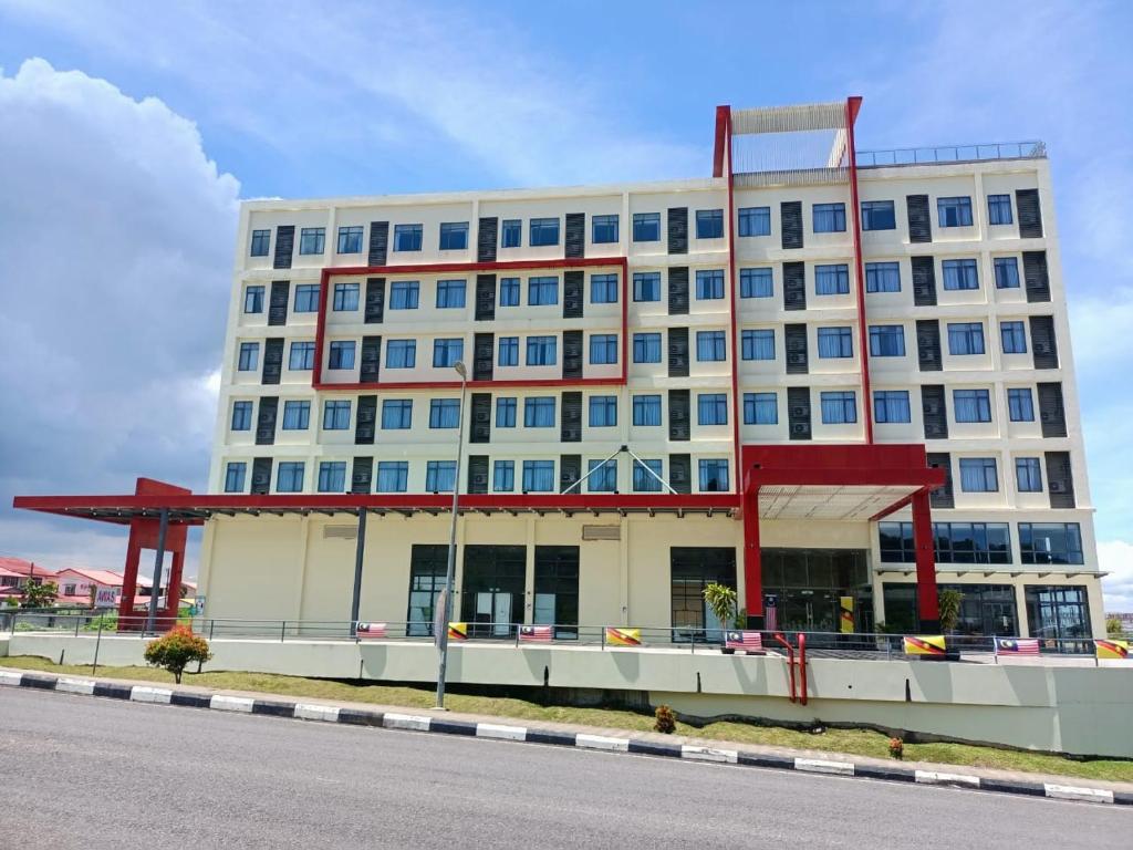 ein großes weißes Gebäude mit roter Ausstattung in der Unterkunft Sentral View Hotel Bintulu in Bintulu
