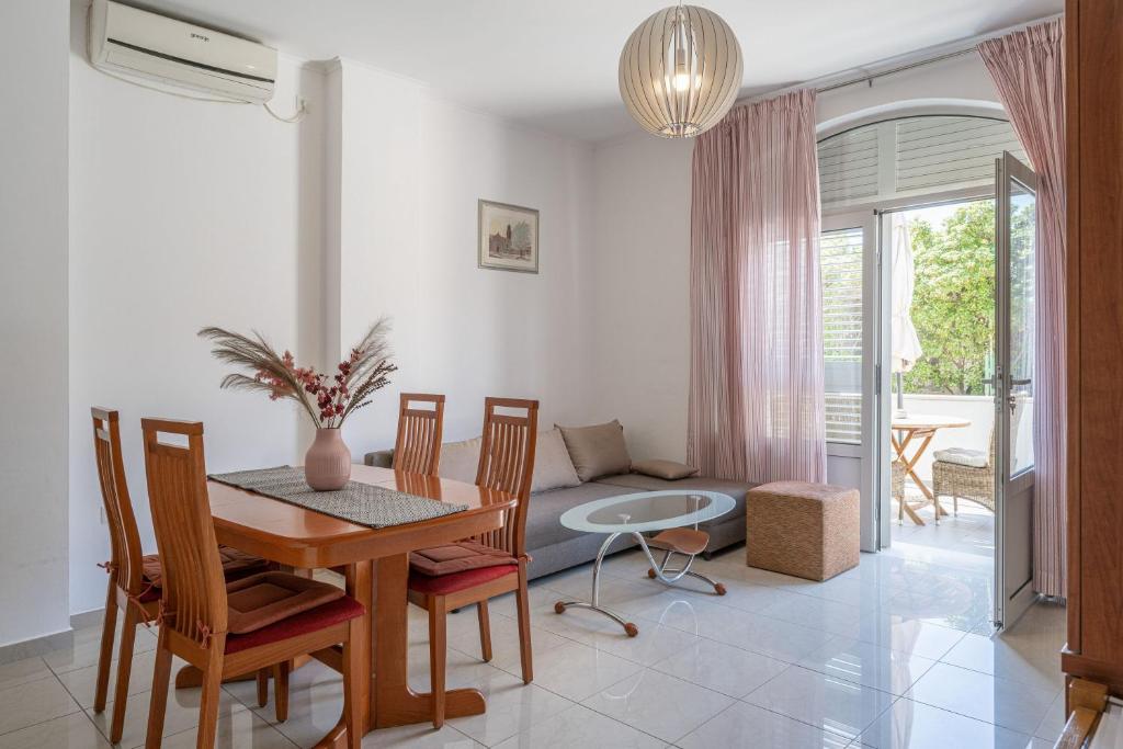 una sala da pranzo con tavolo e sedie di Apartments K & N a Prižba