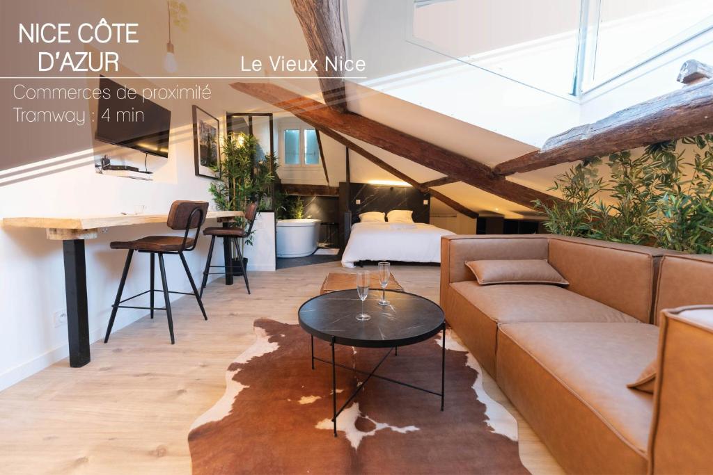 un salon avec un canapé et une table dans l'établissement Superbe Loft - Vieux Nice - Balnéo, à Nice