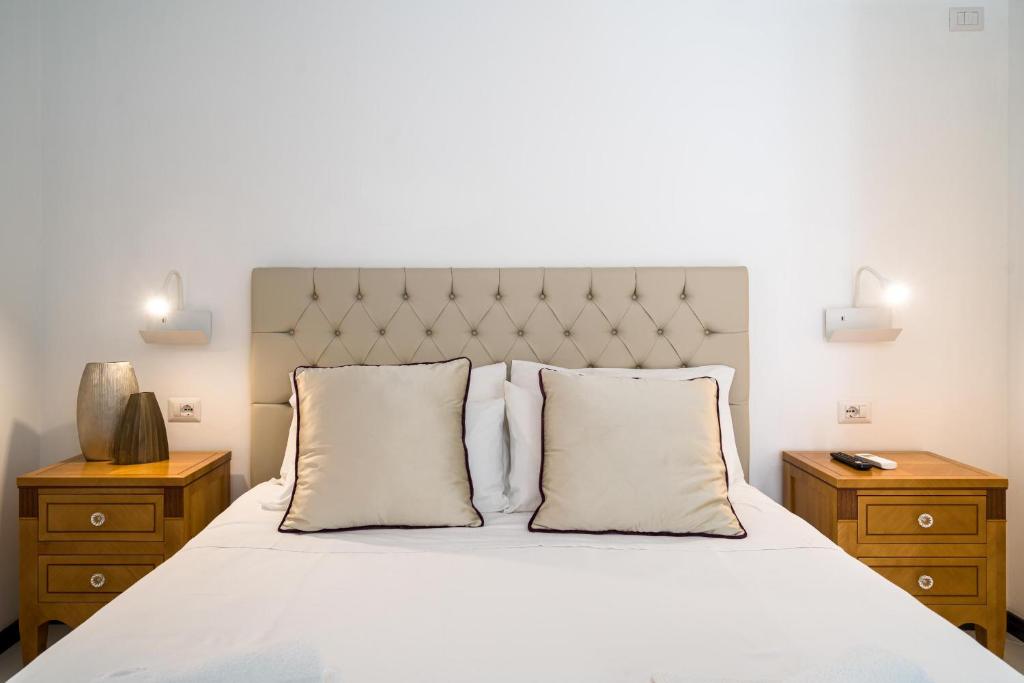 A bed or beds in a room at Al Duomo Rooms & Flats