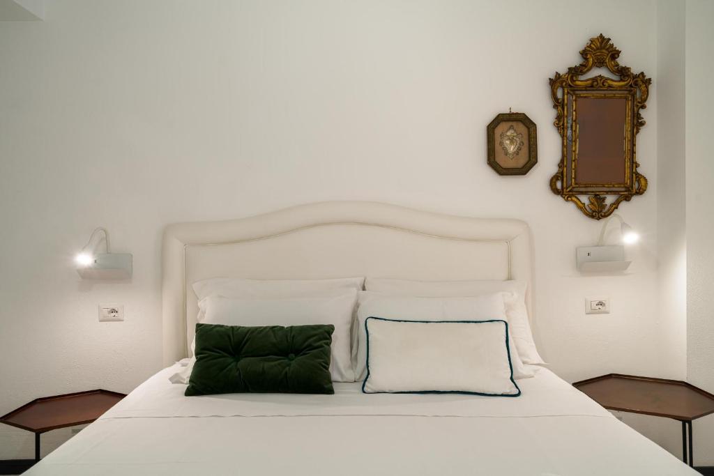 A bed or beds in a room at Al Duomo Rooms & Flats