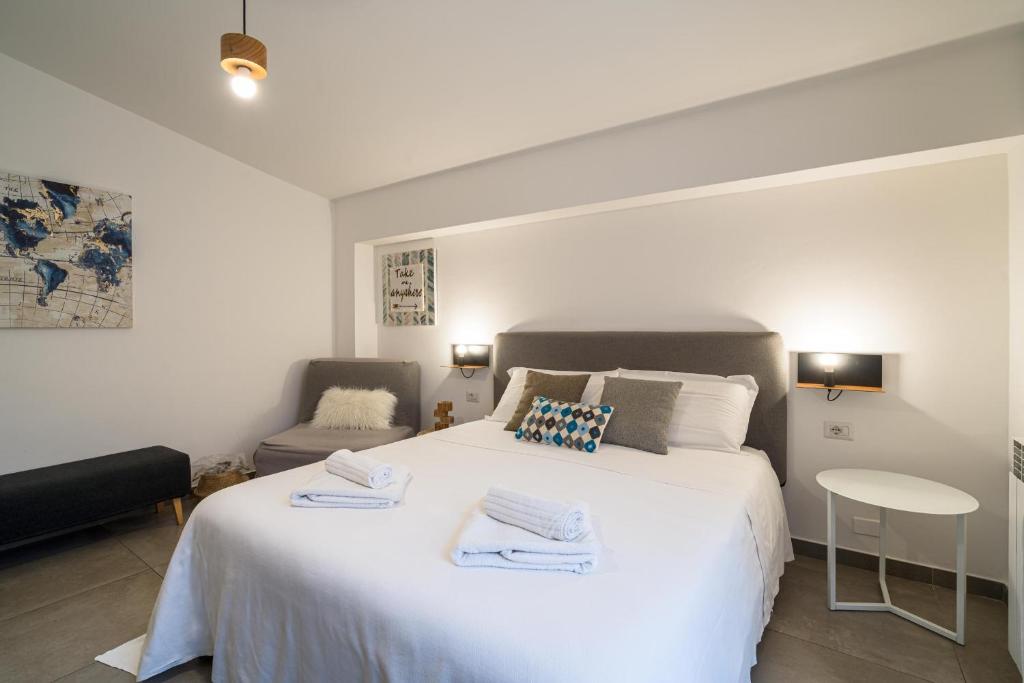 A bed or beds in a room at Al Duomo Rooms & Flats