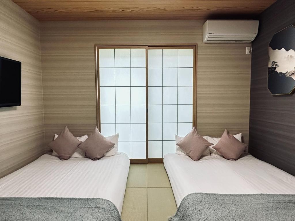 - 2 lits dans une chambre avec fenêtre dans l'établissement Tenkachaya - Vacation STAY 15172, à Osaka