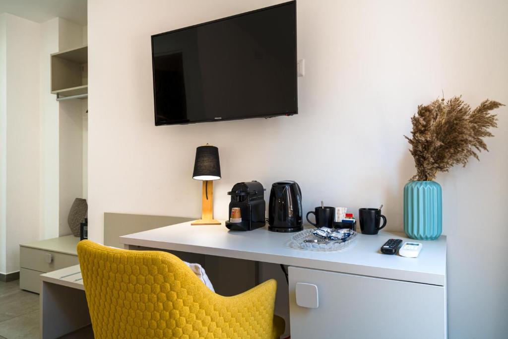 A television and/or entertainment centre at Al Duomo Rooms & Flats