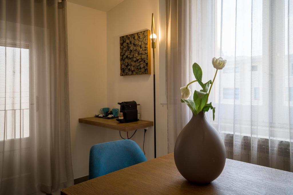 A bed or beds in a room at Al Duomo Rooms & Flats