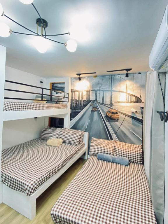 Postel nebo postele na pokoji v ubytování Antara-QueenBed-Balcony-HotShower-WorkCoffee Station-FullKitchen