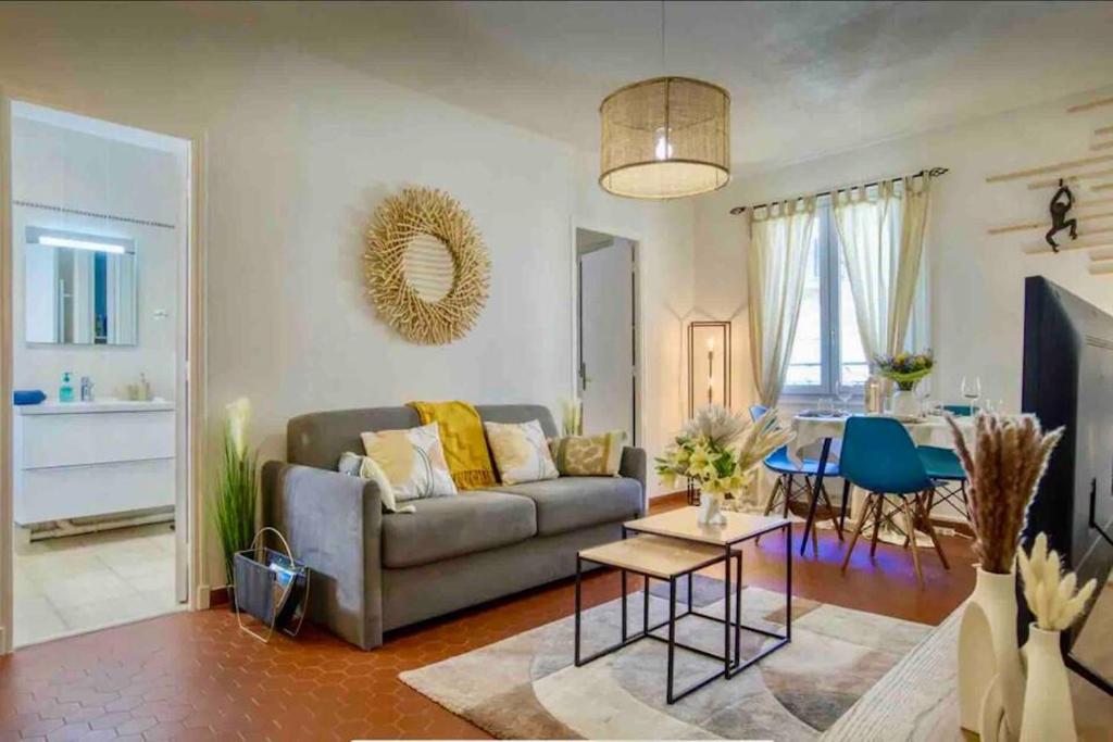 un salon avec un canapé et une table dans l'établissement Cosy, modern, fully equipped, air conditioning, Nice historical, old town, 1minute walk from beach - 