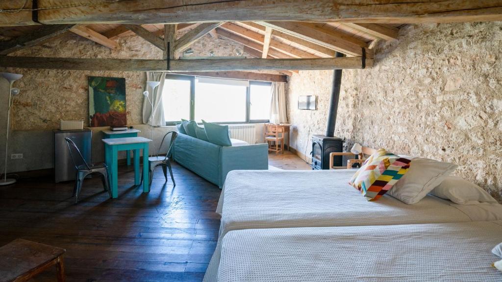 A bed or beds in a room at Casa Rural La Chocolateria