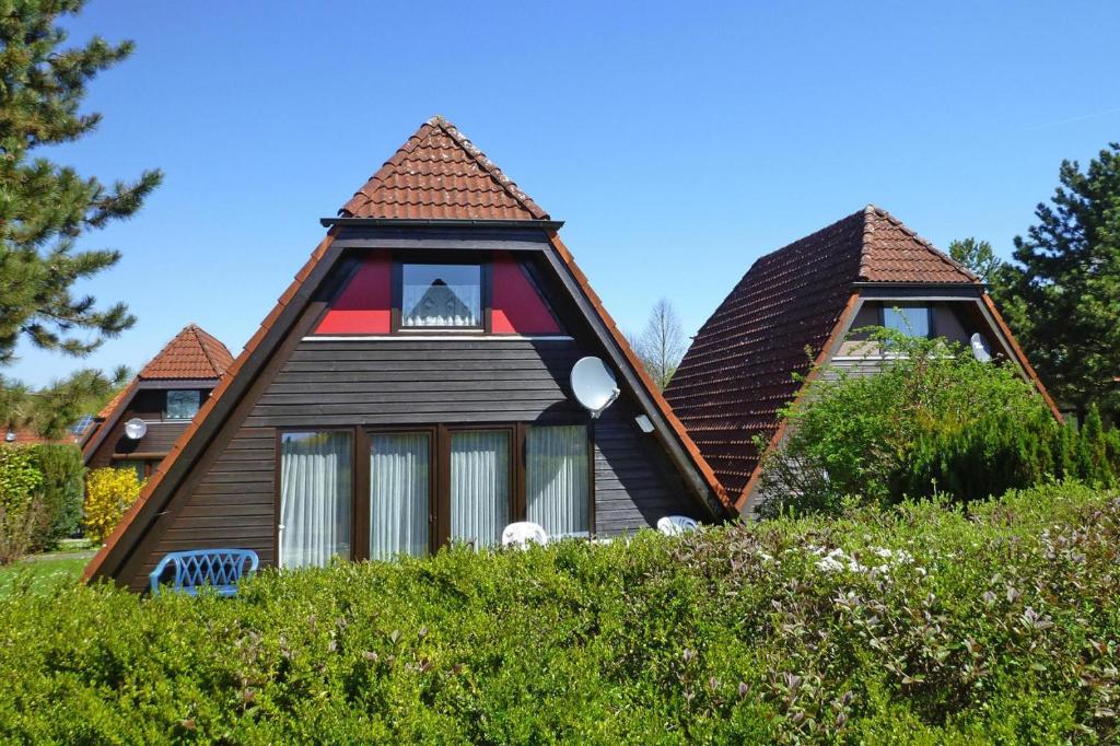 ein Haus mit einem steilen Dach mit einem Fenster in der Unterkunft Holiday park Immenstaad - DBE02005-FYC in Immenstaad am Bodensee