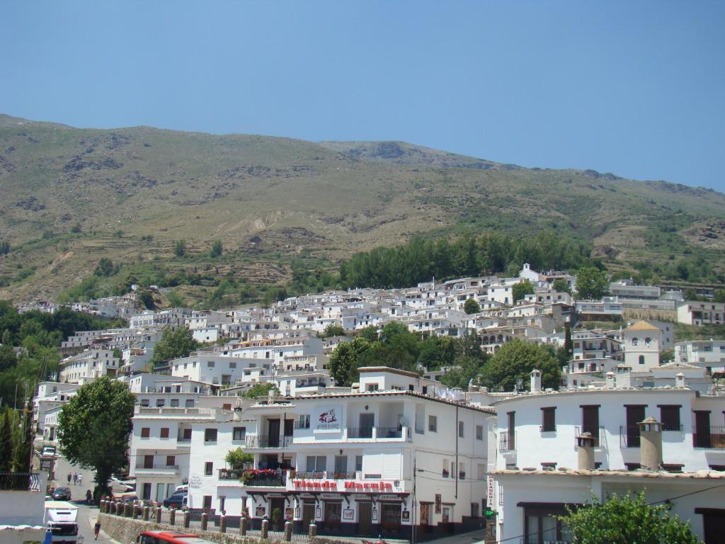 un grupo de edificios blancos en una montaña en Hotel Rural Pepe Alvarez, en Trevélez