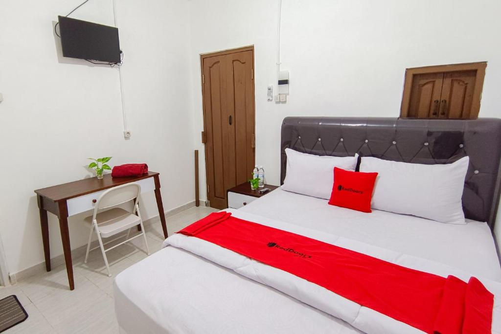RedDoorz at Kubu Selem Lampung - Standard Double Room