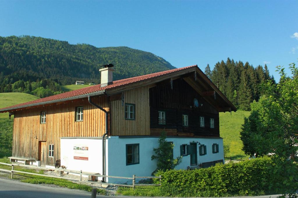una grande casa in legno sul lato di una strada di Ferienhaus Eckstoa ad Abtenau