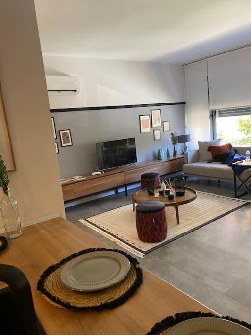 ein Wohnzimmer mit einem Sofa und einem Tisch in der Unterkunft 2+1 luxury flat in The Center in Antalya