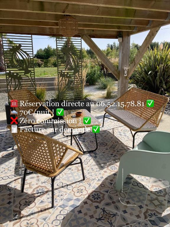 d'une terrasse avec deux chaises et une table. dans l'établissement Au calme proche de la Loire et Nantes, à Saint-Julien-de-Concelles