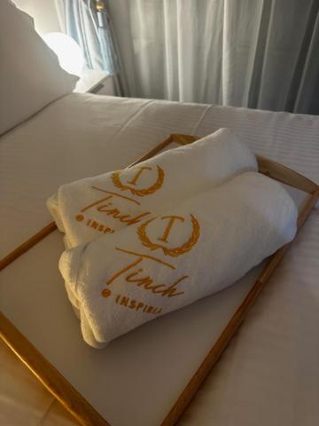 Postel nebo postele na pokoji v ubytování Tinch@Inspiria Cozy Centrally Located Studio Unit with Balcony in the heart of Davao City. Beside Abreeza Mall