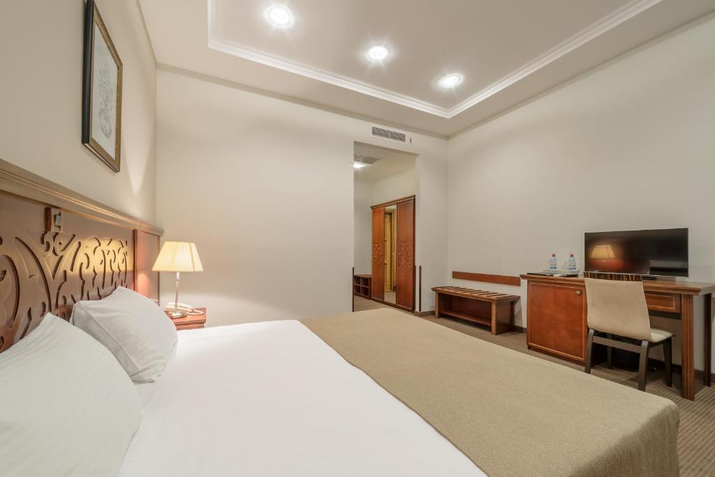 Postel nebo postele na pokoji v ubytování Alarus Luxe Hotel