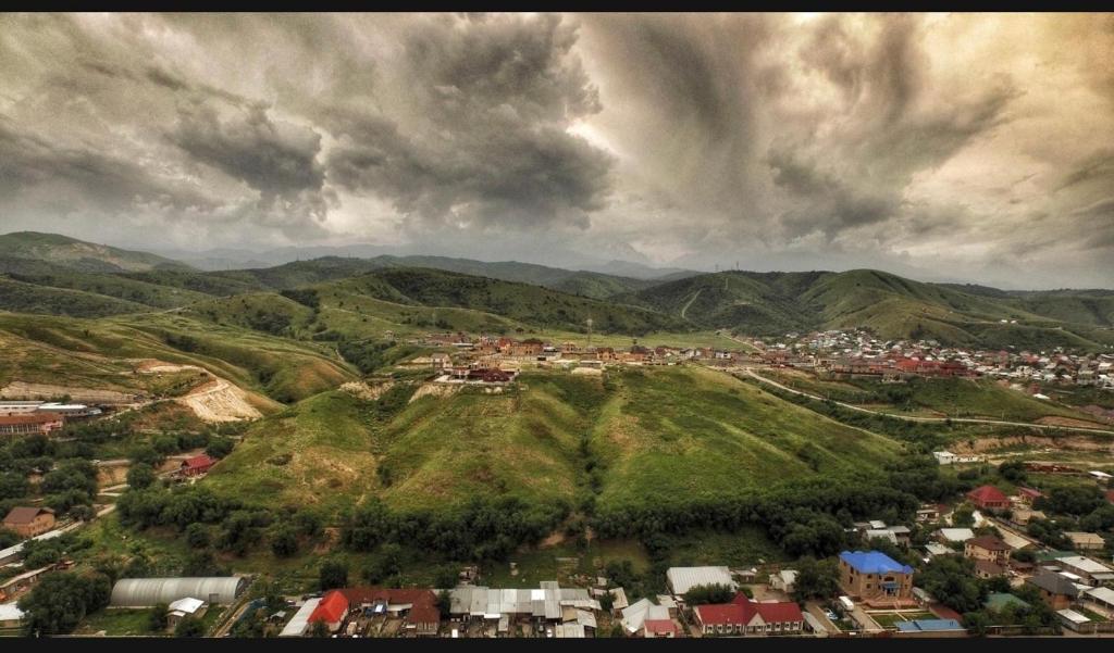 een luchtzicht op een stad op de top van een berg bij Arlan apartments in Alma-Ata