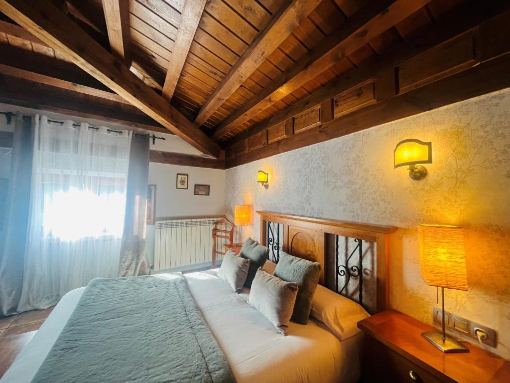 ein Schlafzimmer mit einem großen Bett in einem Zimmer in der Unterkunft Posada Real de Carreteros in Casarejos