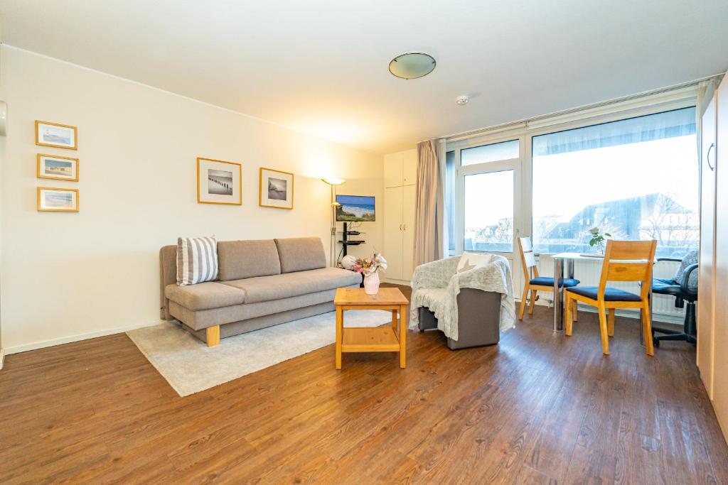 un soggiorno con un divano e un tavolo di Sylter Krabbe a Westerland