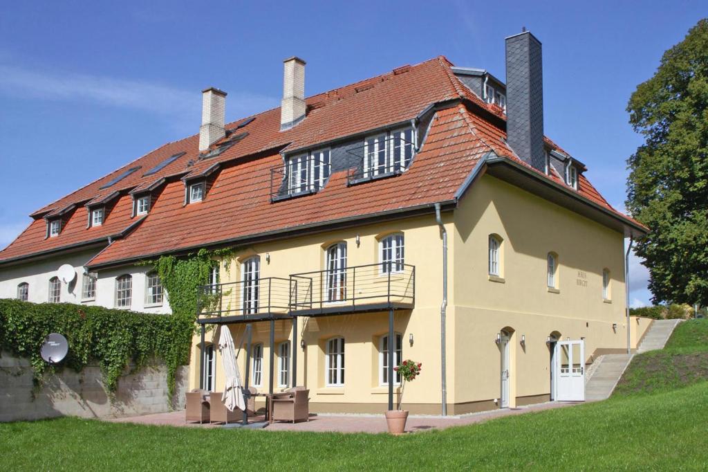 ein großes gelbes Haus mit rotem Dach in der Unterkunft Holiday home Birgit Wendorf in Wendorf